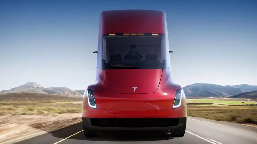 Tesla представила электрогрузовик Semi и обновленный спорткар Roadster