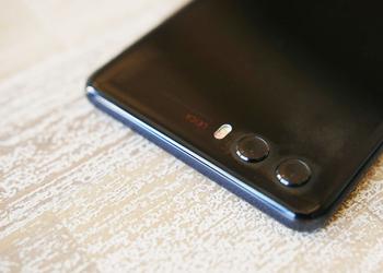 "Live" photo of the flagship Huawei P20: not three, but two cameras and touch volume keys