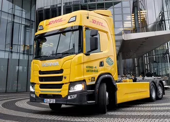 Up to 800 km driving range and refuelling at any petrol station: Scania and DHL test an electric truck with a petrol generator.