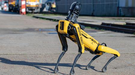 Roboterhund Spot geht durch die Straßen von Kiew