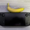 Confronto visivo di Steam Deck con altre console portatili e una banana-7