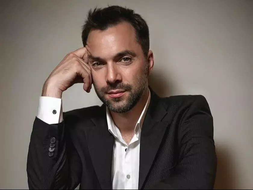 От визажиста до акушера и астролога: Алексей Арестович регистрирует свое имя как торговую марку