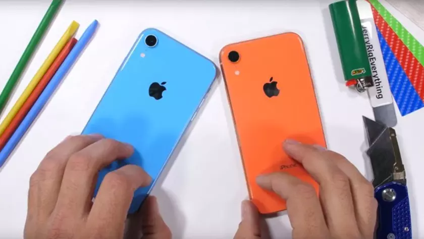JerryRigEverything поцарапал, поджег и согнул новенький iPhone XR