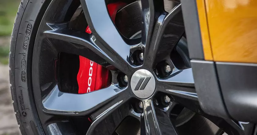 Dodge Hornet: Детальный взгляд на переднюю подвеску с шиной Michelin