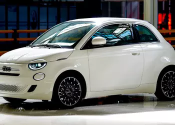 Официально: Fiat 500 Hybrid с МКПП дебютирует в ноябре