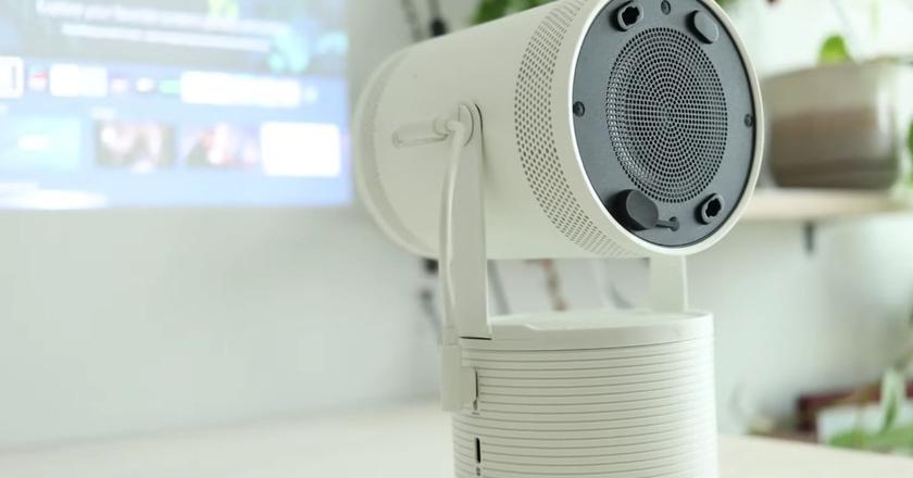 SAMSUNG 2nd Gen projector with smart tv