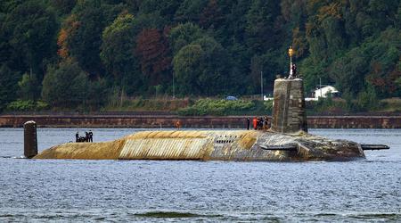 El submarino nuclear de clase Vanguard, que transporta misiles balísticos intercontinentales Trident II (D5), se ha convertido en un monstruo marino tras una larga misión.
