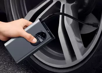 Портативный компрессор Baseus с встроенной батареей и датчиком давления в шинах