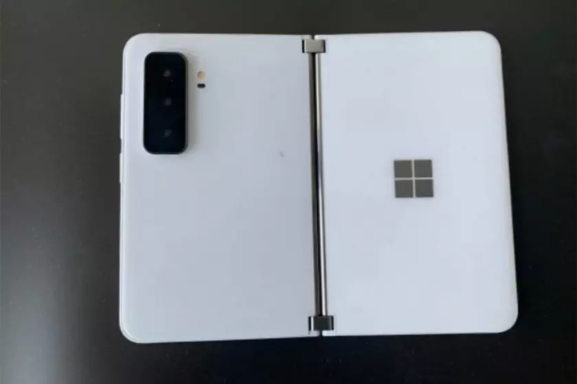 Прототип складного смартфона Microsoft Surface Duo 2 появился на «живых» фотографиях