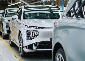 Контрактное производство: Magna начала собирать кроссоверы Xpeng G6 и G9 в Австрии