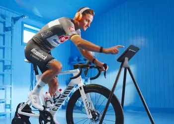 H2O Audio выпустили лимитированные Zwift x RIPT Ultra — наушники для серьёзных тренировок