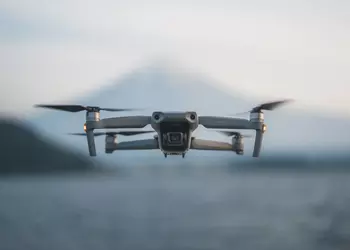 Сингапур оштрафовал владельца DJI Mavic Air 2 за фотографирование девушки недалеко от военной базы