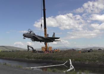 US Air Force lifts sunken F-15 Eagle fighter jet at Kingsley Field, Oregon, using a 400-tonne crane
