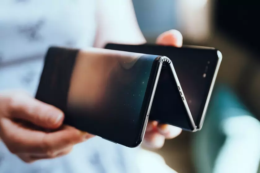 Инсайдер рассказал когда может выйти смартфон Huawei, который будет складываться втрое