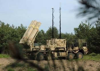 ЗРК IRIS-T SLM, ракеты для ЗРК IRIS-T SLS, радар TRML-4D, БПЛА Vector и боеприпасы для РСЗО MARS II: Германия передала Украине новый пакте вооружения