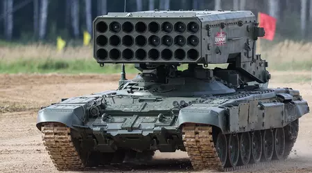 Un drone FPV d'une valeur de 500 dollars a spectaculairement détruit un système de lance-flammes lourd russe TOS-1A rempli de missiles thermobariques.