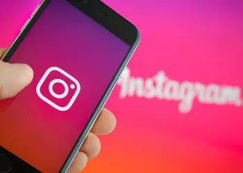 Instagram тестирует стикеры с текстами песен
