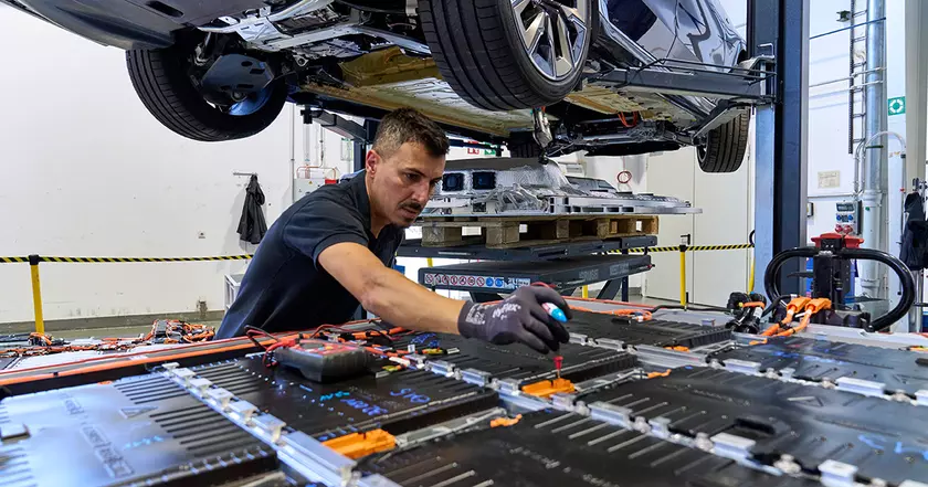 Эффективные методы демонтажа высоковольтных батарей