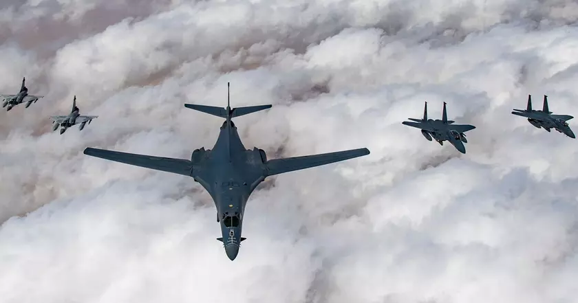 США вновь отправили сверхзвуковой стратегический бомбардировщик B-1B Lancer в Южную Корею после того, как КНДР запустила межконтинентальную баллистическую ракету