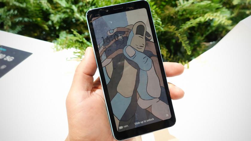 Hisense готовит к выпуску первый в мире смартфон с цветным экраном на электронных чернилах