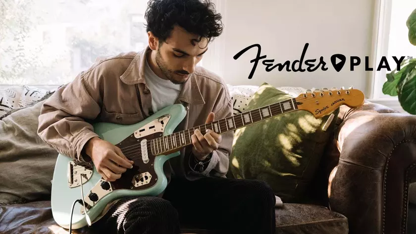 Рок на пике: Мужчина и его Fender в действии