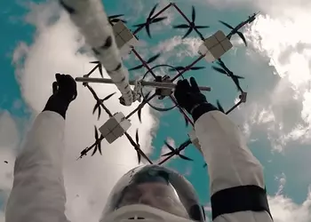 В Латвии осуществлен первый парашютный прыжок с беспилотника