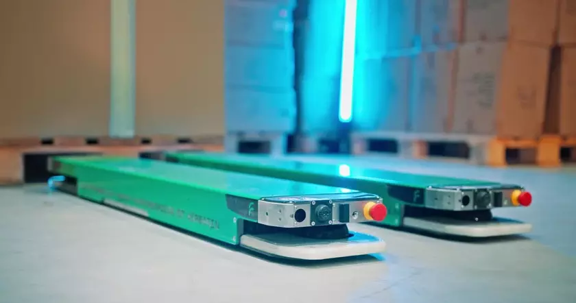 Интралогистика будущего: опубликованы впечатляющие кадры работы инновационных роботов-погрузчиков Filics Units