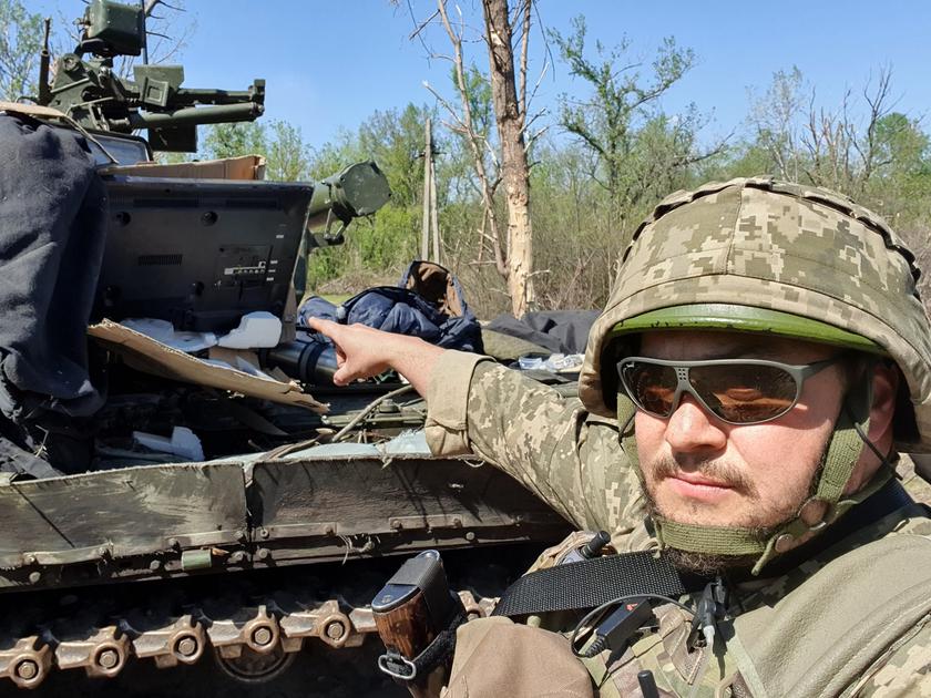 The Russian occupier stole the TV, fixed it on the tank and went on the offensive