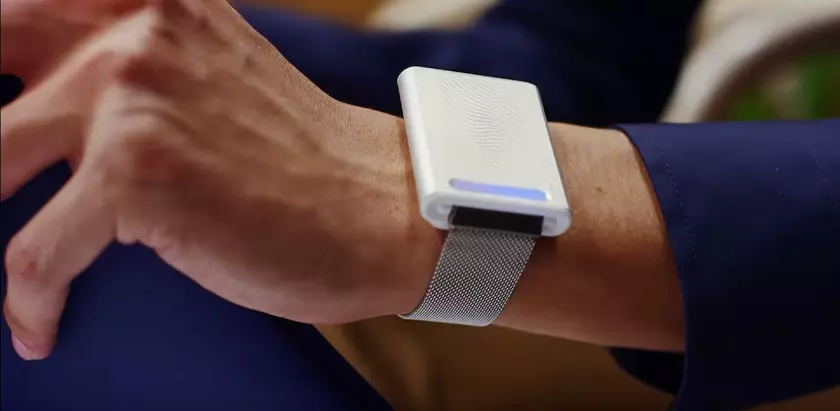 Браслет Embr Wave помогает справиться с жарой и холодом