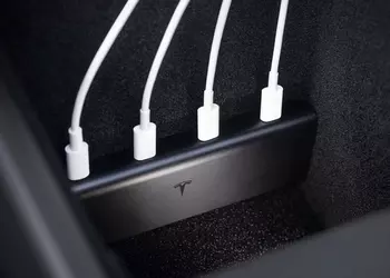 Tesla випустила фірмовий USB-хаб для Model ...