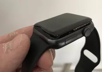 A swollen battery in Apple Watch destroys your watch and can lead to injury - affects all generations of devices except Series 7