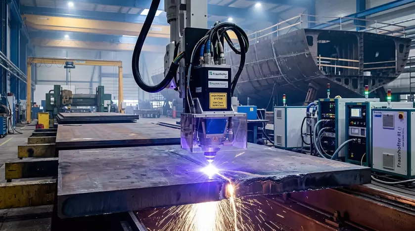 Промышленная лазерная установка в действии