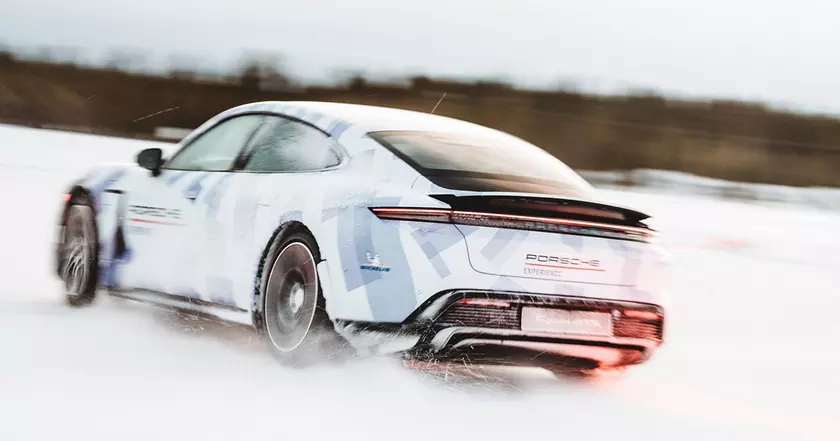 Porsche Taycan GTS установил мировой рекорд Гиннесса в дрифте на льду среди электромобилей