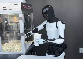 Видео дня: робот Optimus угощает детей попкорном в новом заведении Tesla's Hollywood Diner and Supercharger