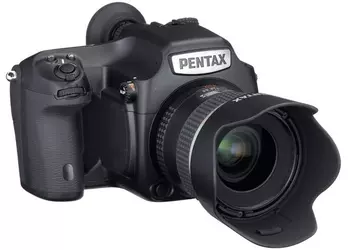 Ricoh привезет на выставку CP+ зеркалку 645D 2014, пару объективов и адаптер для оцифровки негативов