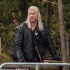 La star de Matrix en vampire : les premières images du tournage de la quatrième saison de The Witcher avec Liam Hemsworth et Laurence Fishburne ont été publiées.-8