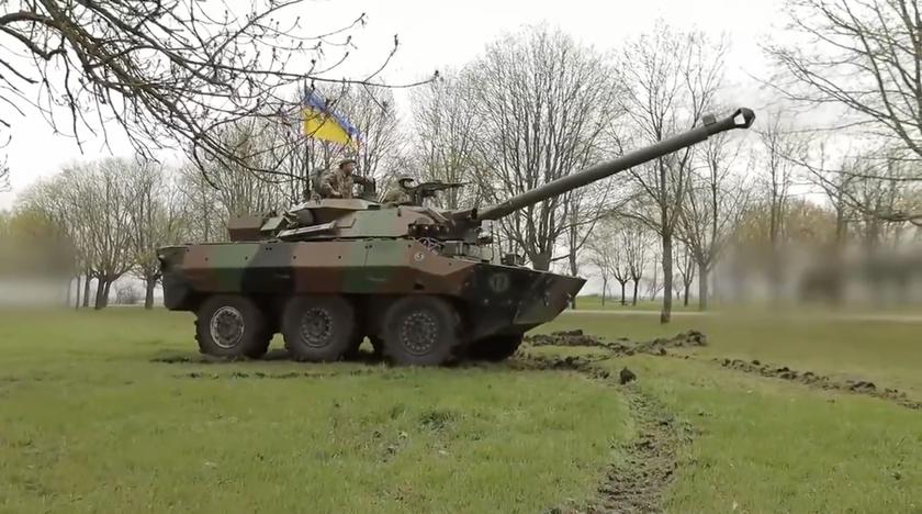 Министр обороны Украины показал французские колёсные танки AMX-10RC (видео)