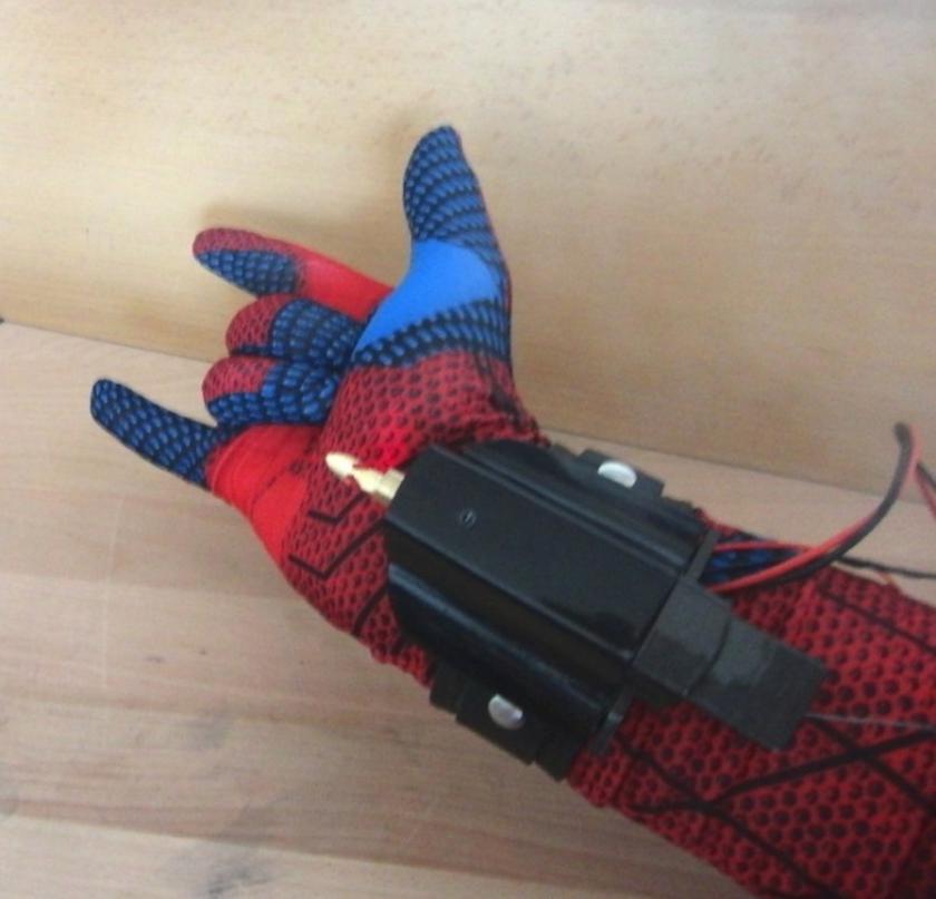 Самодельная перчатка. Перчатка Spider-man человека-паука. Веб шутер человека паука с магнитом. Веб шутер человека паука с паутиной. Веб шутер риал.