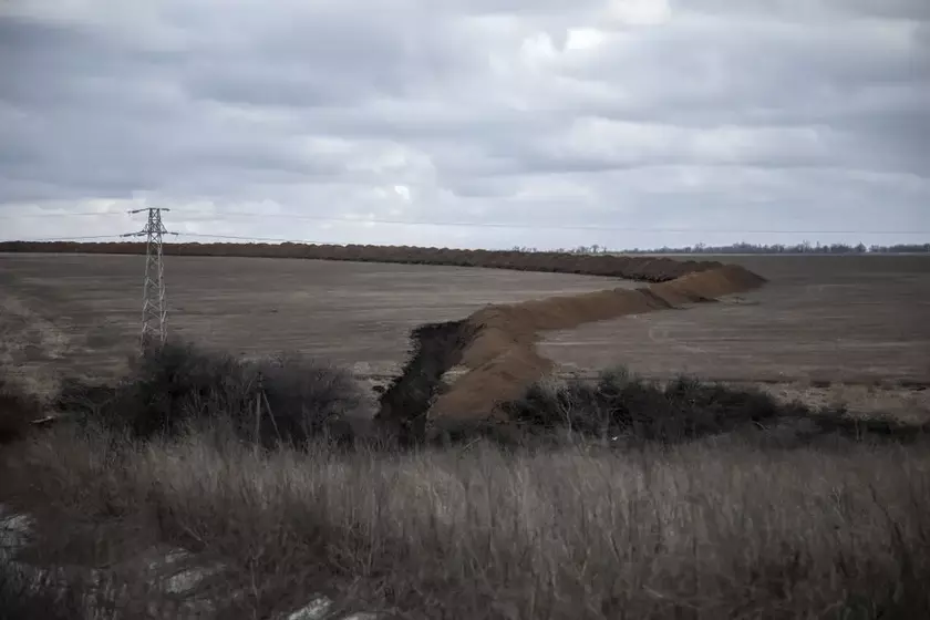 Россия платит до 4 тысяч долларов в месяц людям, которые копают окопы, лишь бы сдержать наступление Украины