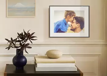 Aura Ink — цифровая фоторамка, которую видно и днем, и ночью