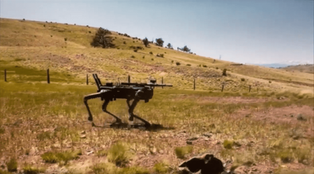 Robothunder med automatgevær blir evaluert av det amerikanske marinekorpsets spesialstyrker