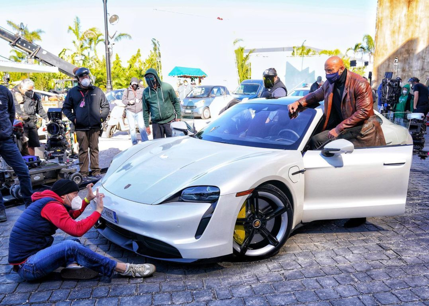 «Скала» Дуэйн Джонсон остановил съёмки одного из самых дорогих фильмов Netflix: актёр не смог влезть в электрокар Porsche Taycan