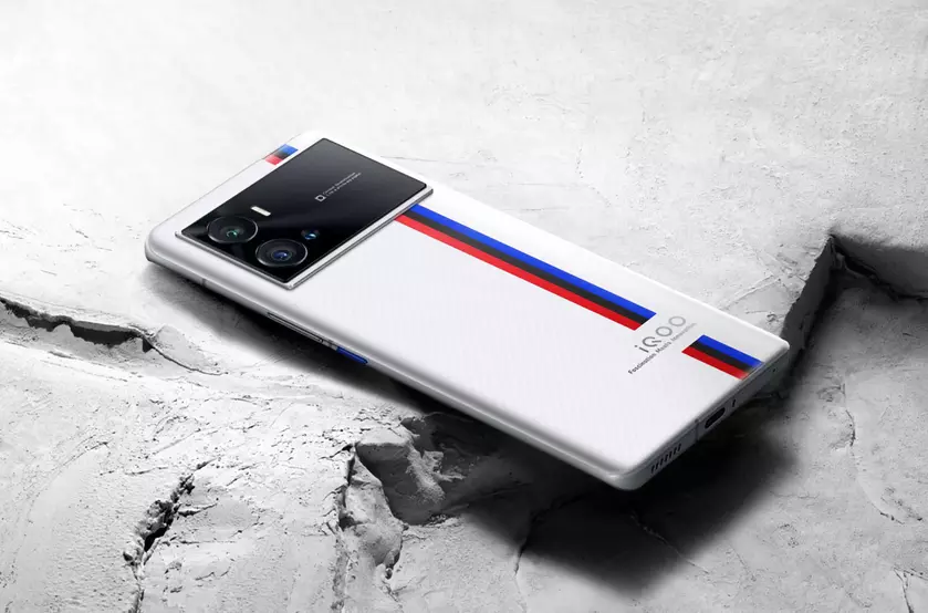 iQOO 9 Pro вышел на глобальном рынке: флагман с чипом Snapdragon 8 Gen 1, беспроводной зарядкой и камерой на 50 МП за $870