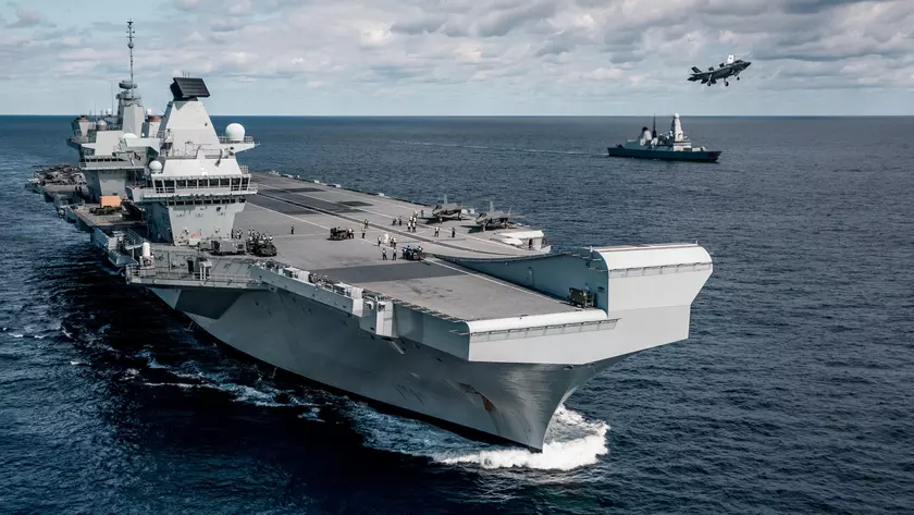 HMS Queen Elizabeth отправился в США на замену вышедшему из строя HMS Prince of Wales перед европейскими учениями