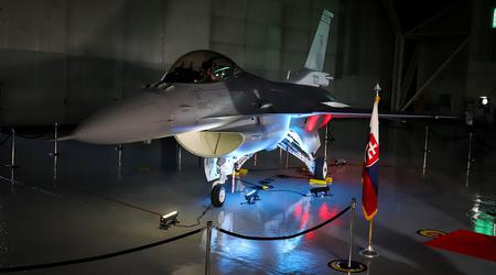 Lockheed Martin a dévoilé le premier chasseur F-16 Block 70 modernisé de quatrième génération destiné à l'armée de l'air slovaque.