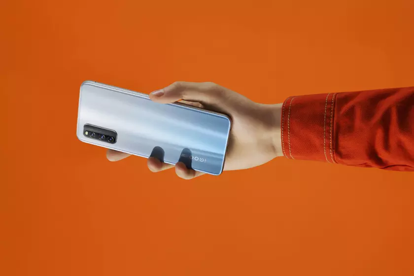 Vivo показала как будет выглядеть iQOO Z1: первый в мире смартфон с чипом MediaTek Dimensity 1000 Plus