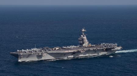 La USS Gerald R. Ford, la portaerei più grande del mondo costata oltre 13 miliardi di dollari, con i caccia F/A-18 Super Hornet in pattugliamento nel Mare Adriatico