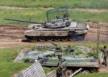 Теперь даже Словакия тестирует "мангалы" на танках T-72 и Leopard: дроны заставляют импровизировать