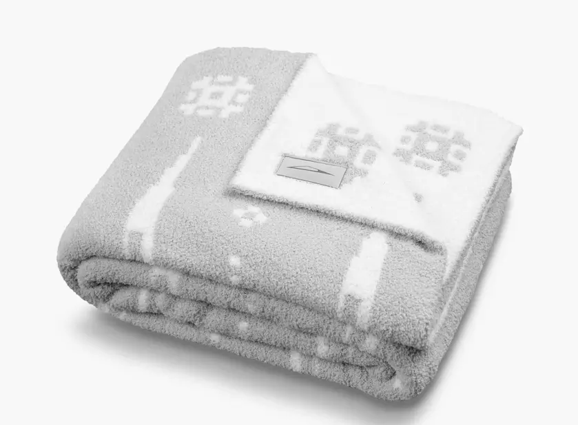 Маск, а машины вообще будут? Tesla представила плед в стиле Cybertruck