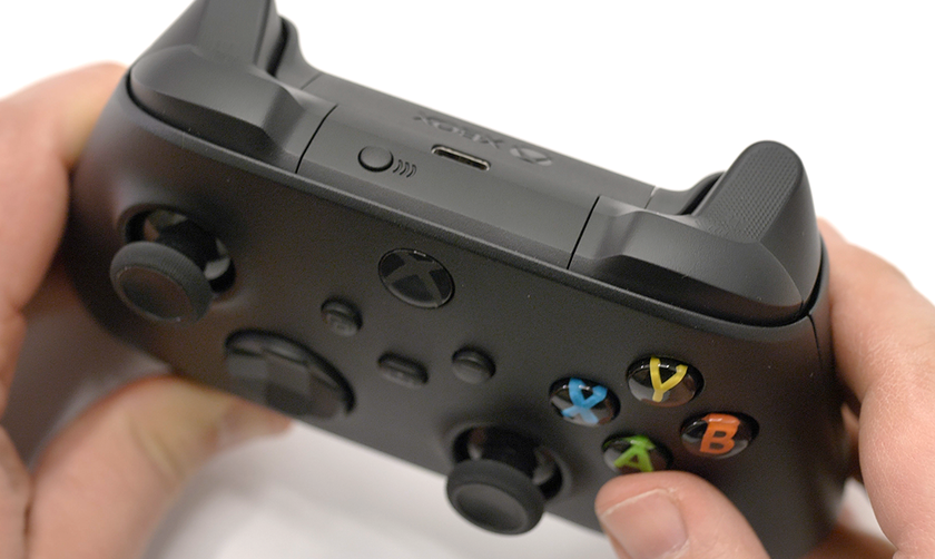 На PlayStation 5 такого нет: Microsoft объяснила почему геймпад Xbox Series X использует батарейки